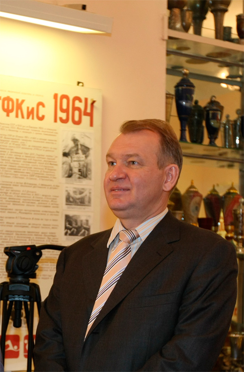 Председатель Комитета по физической культуре и спорту Санкт-Петербурга Вячеслав Владимирович Чазов в музее колледжа